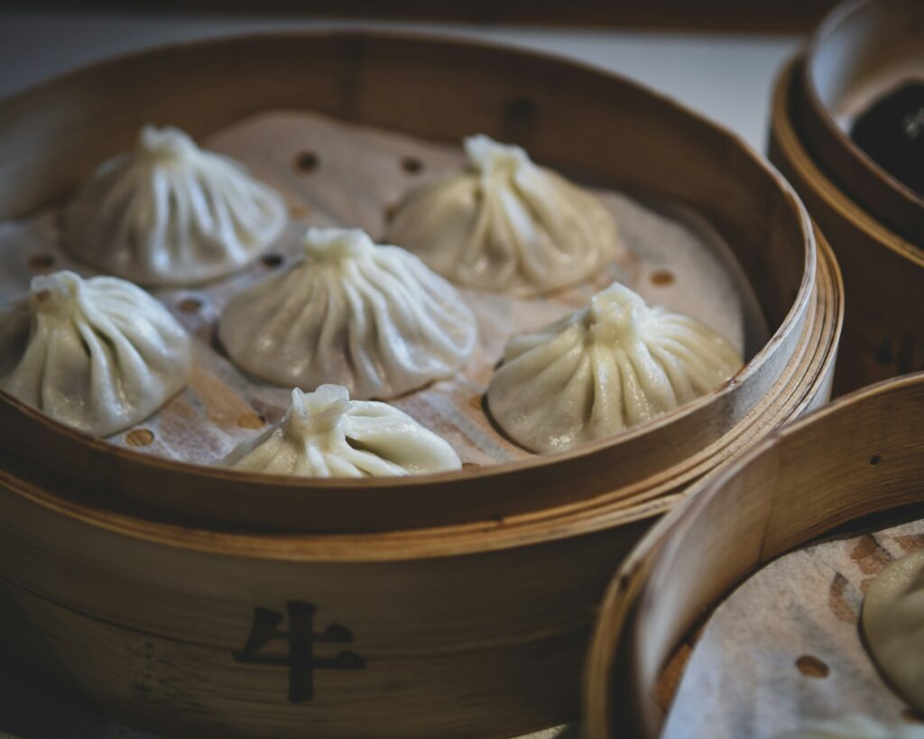 bao-menglong-3AchE2SDPQI-unsplash-1024x819 Comidas Típicas de Nova York: Explore a Diversidade Gastronômica da Cidade