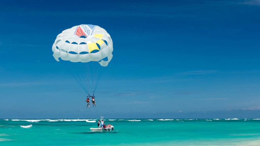 sea-sailing-extreme-sport-toy-parachute-sports-149829-pxhere.com_ Punta Cana Onde Fica? Seu Paraíso Caribenho em 2026!