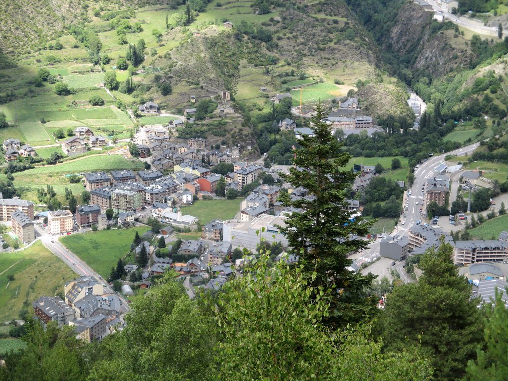 town-valley-mountain-range-summer-village-suburb-657308-pxhere.com_ 🌄 Melhor época para visitar Andorra: descubra cada estação nos Pirineus